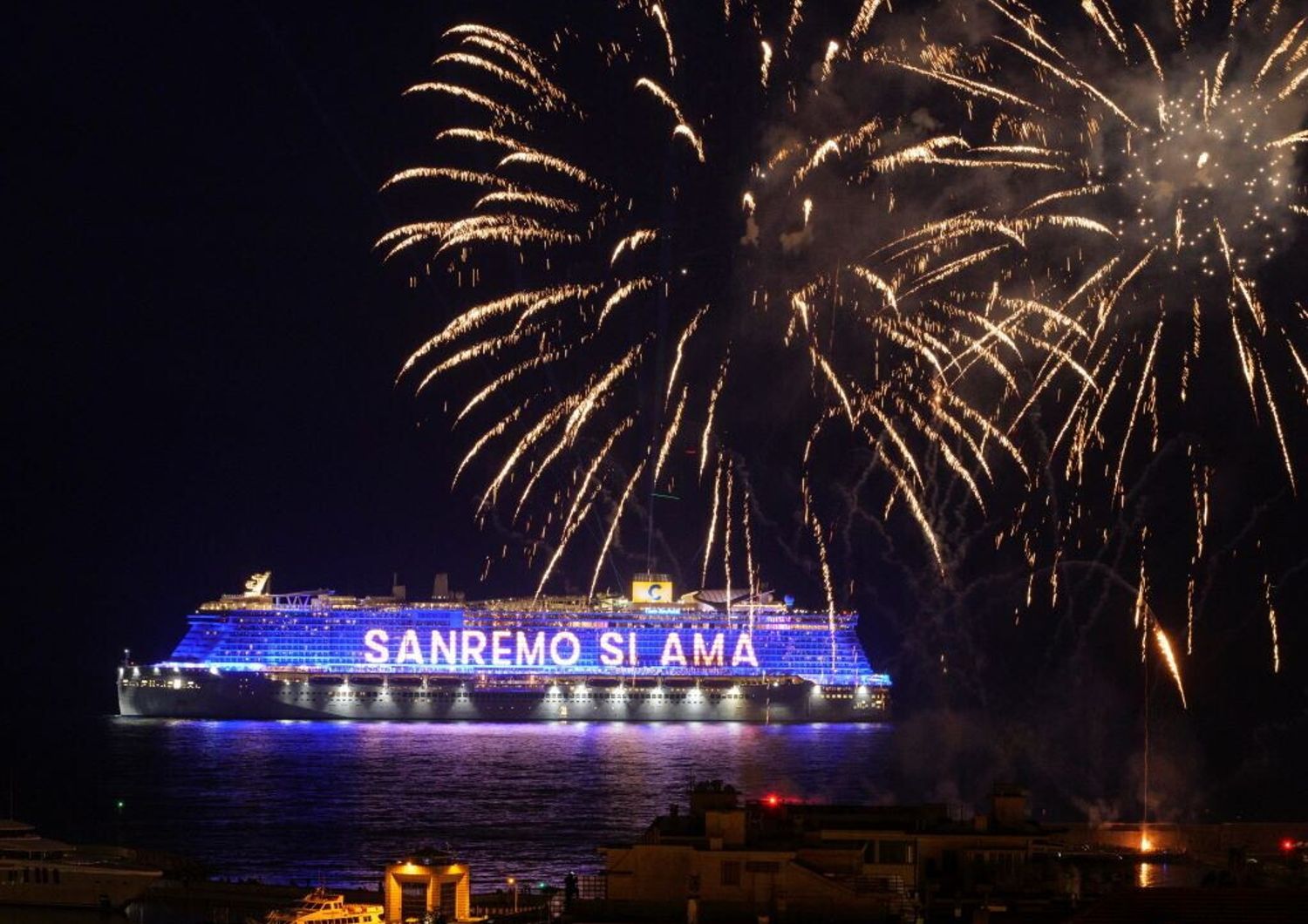 La nave Costa Smeralda, ormeggiata di fronte a Sanremo