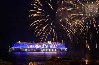 La nave Costa Smeralda, ormeggiata di fronte a Sanremo