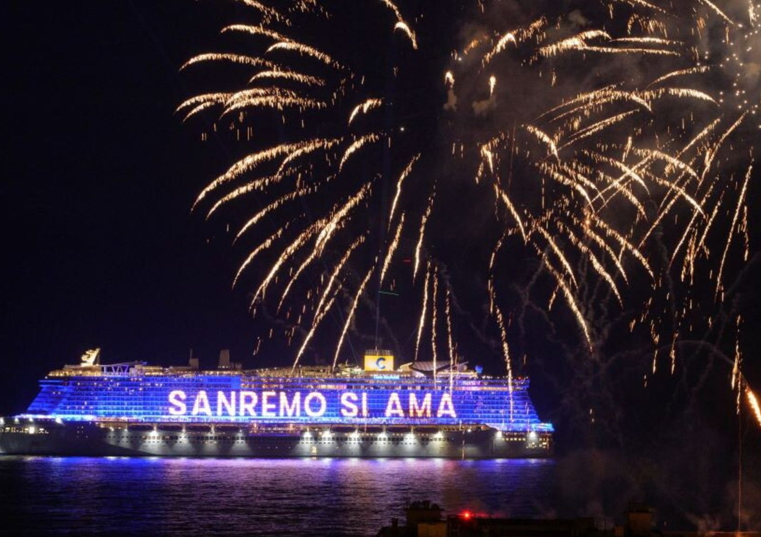 La nave Costa Smeralda, ormeggiata di fronte a Sanremo