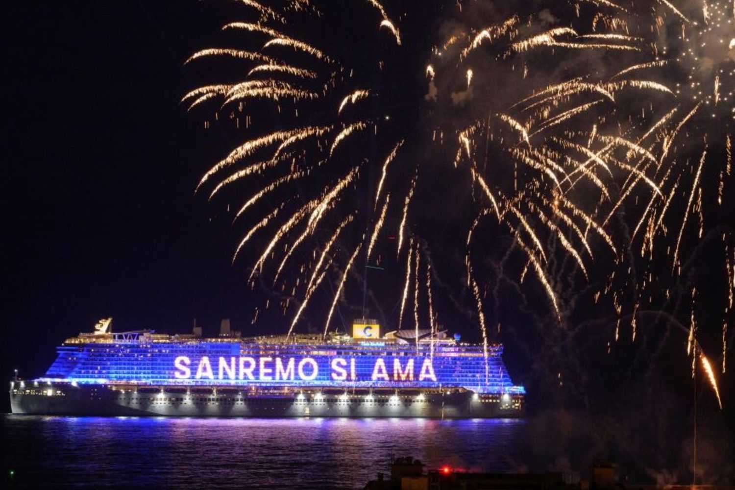 La nave Costa Smeralda, ormeggiata di fronte a Sanremo
