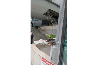 Il controsoffitto dell'ingresso della corte d'appello penale, a Roma, crollato per una perdita d'acqua