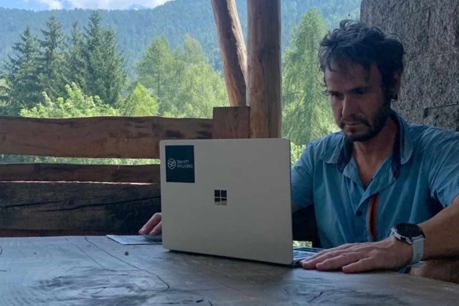 Davide Fiz al lavoro col suo pc