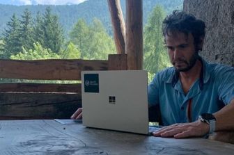 Davide Fiz al lavoro col suo pc