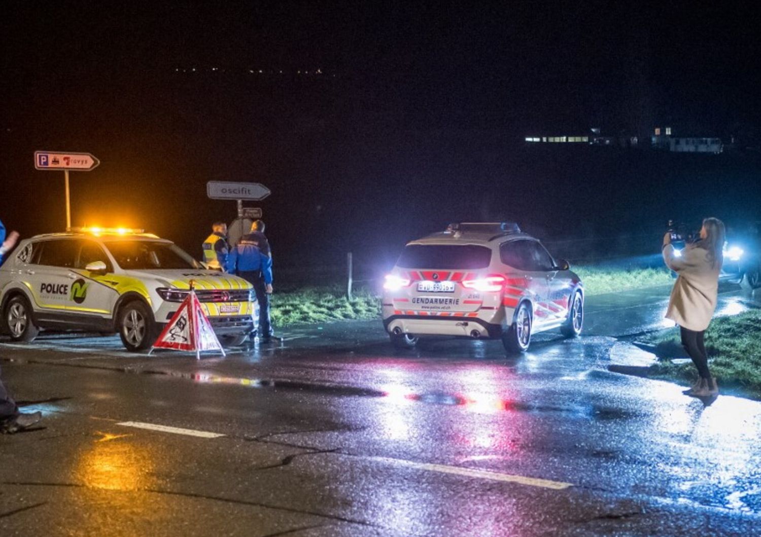 La polizia svizzera blocca una strada che porta alla stazione di Essert-Sous-Champvent, Svikzzera