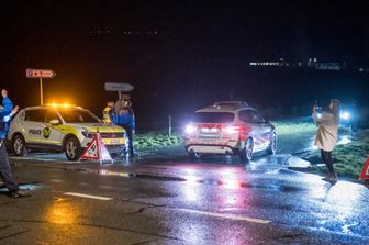 La polizia svizzera blocca una strada che porta alla stazione di Essert-Sous-Champvent, Svikzzera