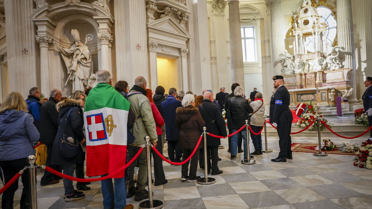 Le persone in fila  alla camera ardente di Vittorio Emanuele di Savoia