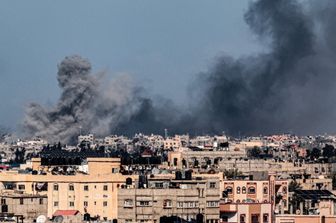 Un'immagine scattata da Rafah mostra il fumo che si sprigiona durante i bombardamenti israeliani su Khan Yunis, nel sud della Striscia di Gaza, il 9 febbraio 2024,