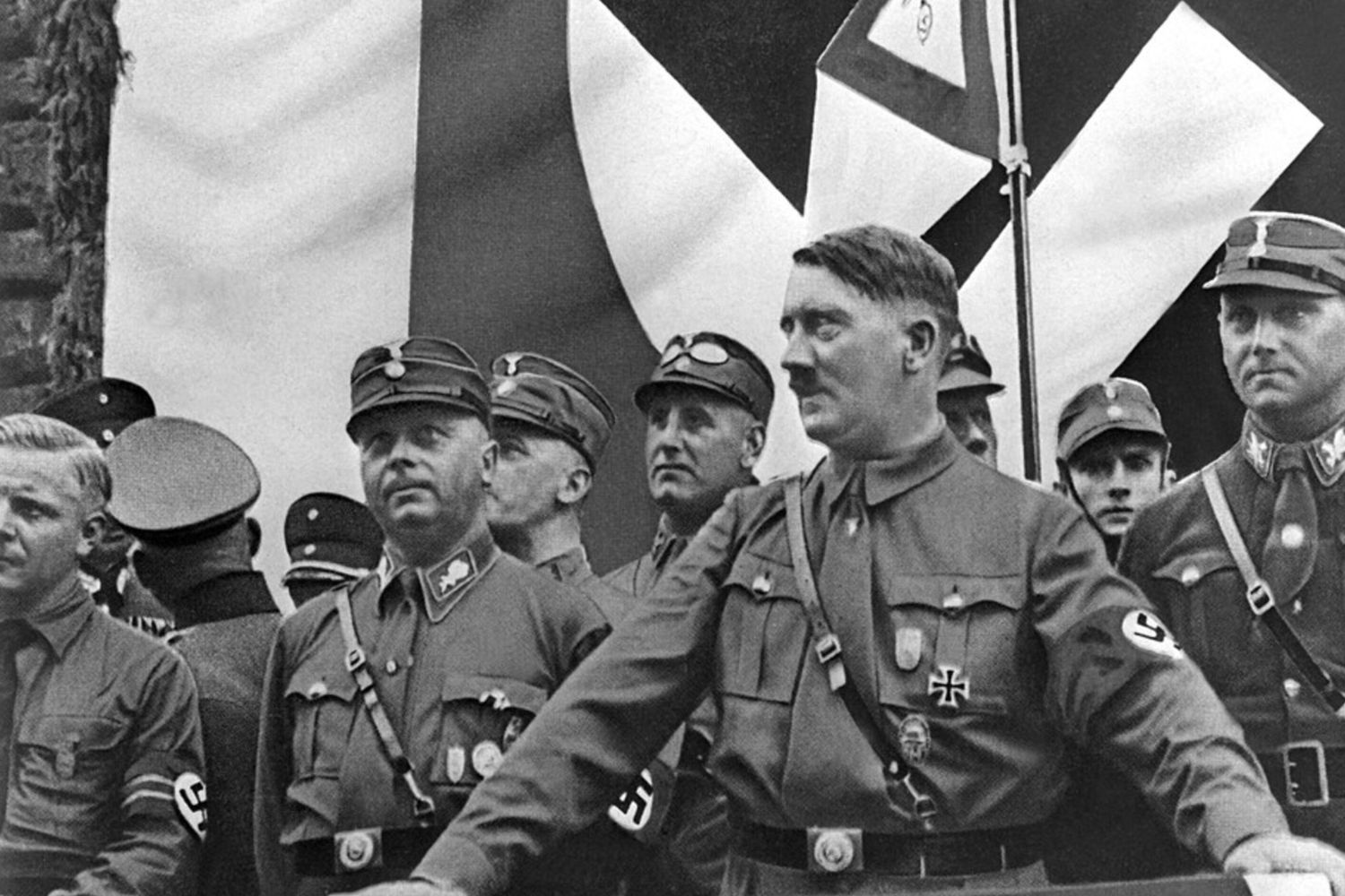 Josef Wagner, Wilhelm Schepmann, Adolf Hitler e Victor Lutze durante un comizio a Dortmund nel 1933