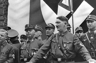 Josef Wagner, Wilhelm Schepmann, Adolf Hitler e Victor Lutze durante un comizio a Dortmund nel 1933
