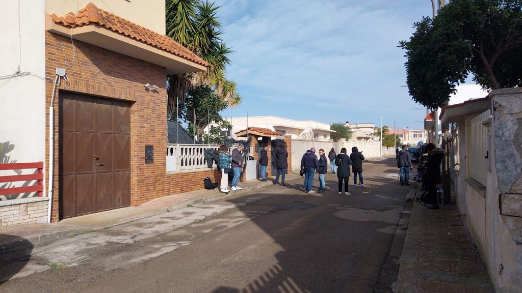 Giornalisti all'ingresso della villetta di Avetrana