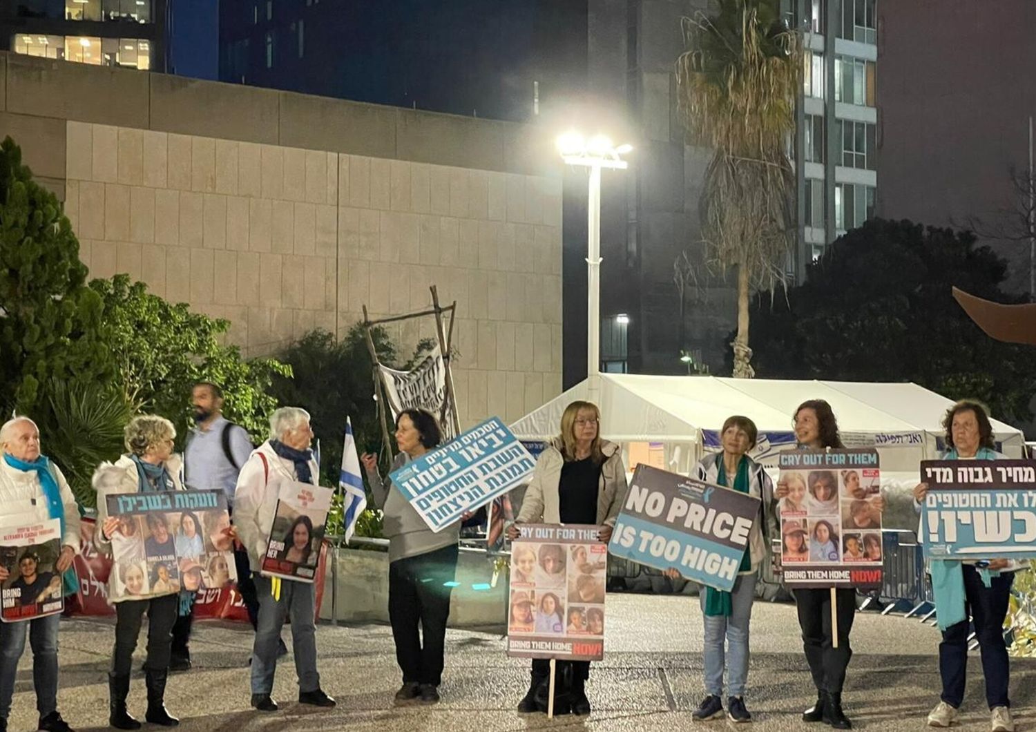 Le manifestanti di "Hostage Square"