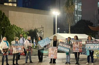 Le manifestanti di "Hostage Square"