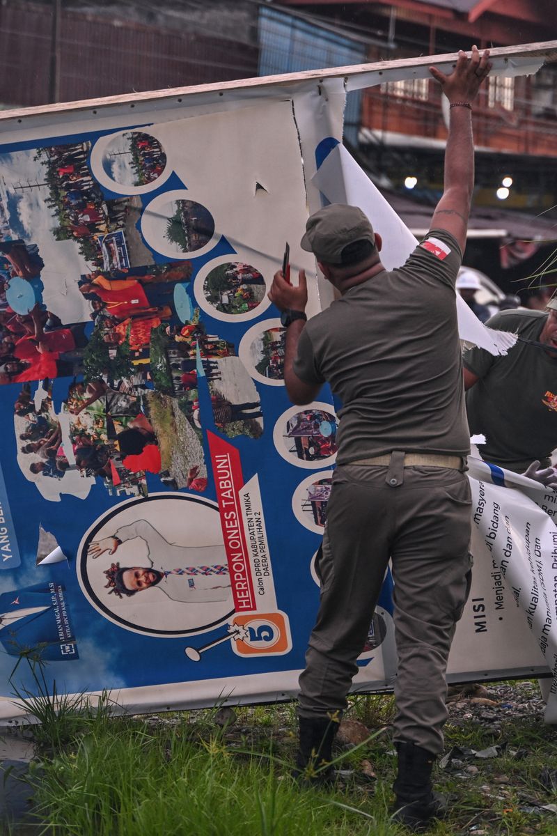 Funzionari pubblici rimuovono materiale elettorale