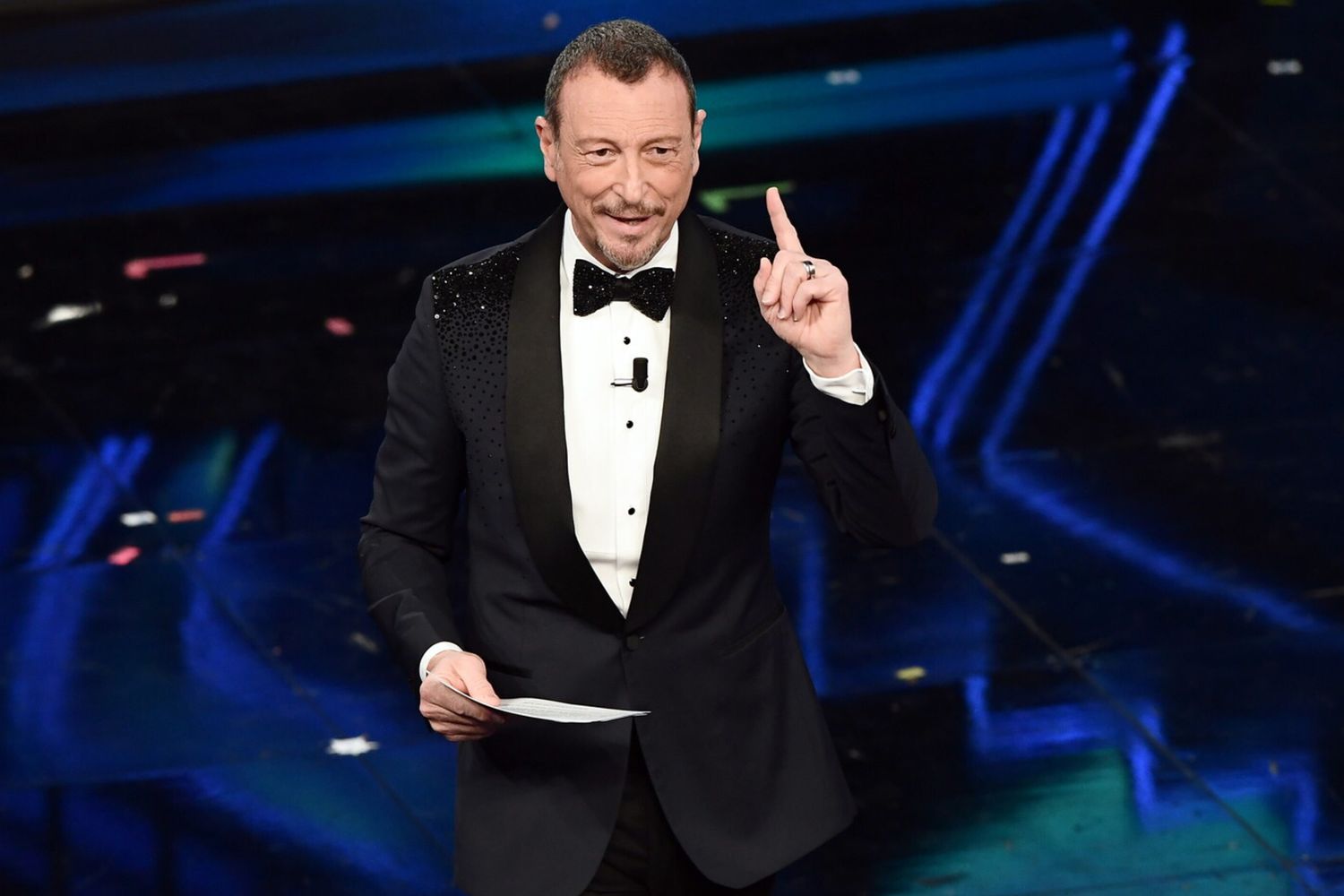 Amadeus sul palco dell'Ariston di Sanremo