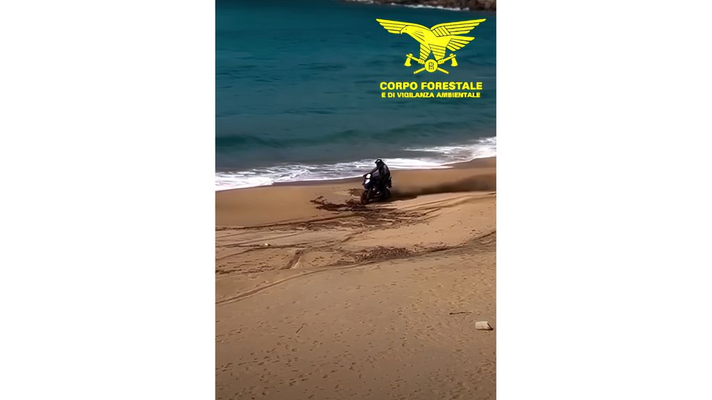 In moto sulle dune di una spiaggia in Sardegna, sanzionati due turisti tedeschi