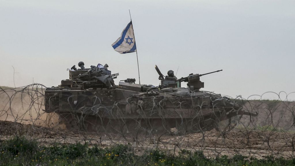 Un carro armato israeliano impegnato nelle operazioni nella Striscia