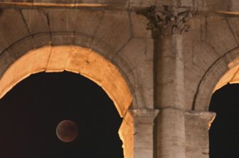 Una luna rossa vista dal Colosseo