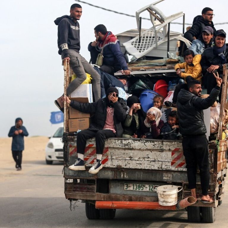 Famiglie palestinesi in fuga da Rafah