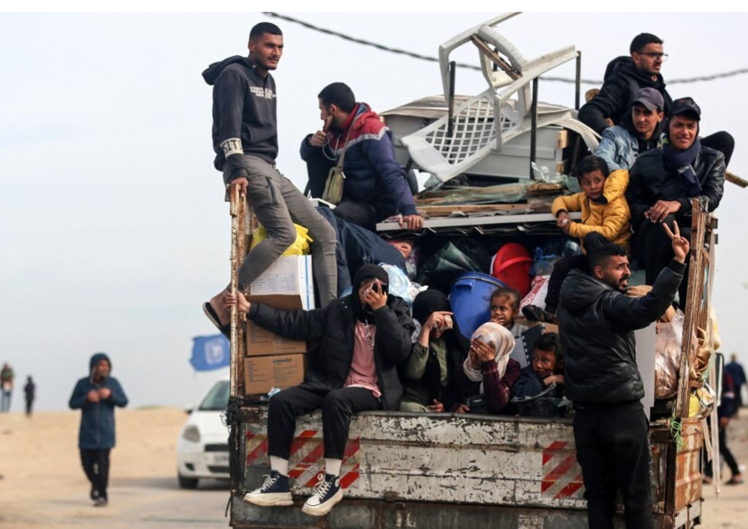 Famiglie palestinesi in fuga da Rafah