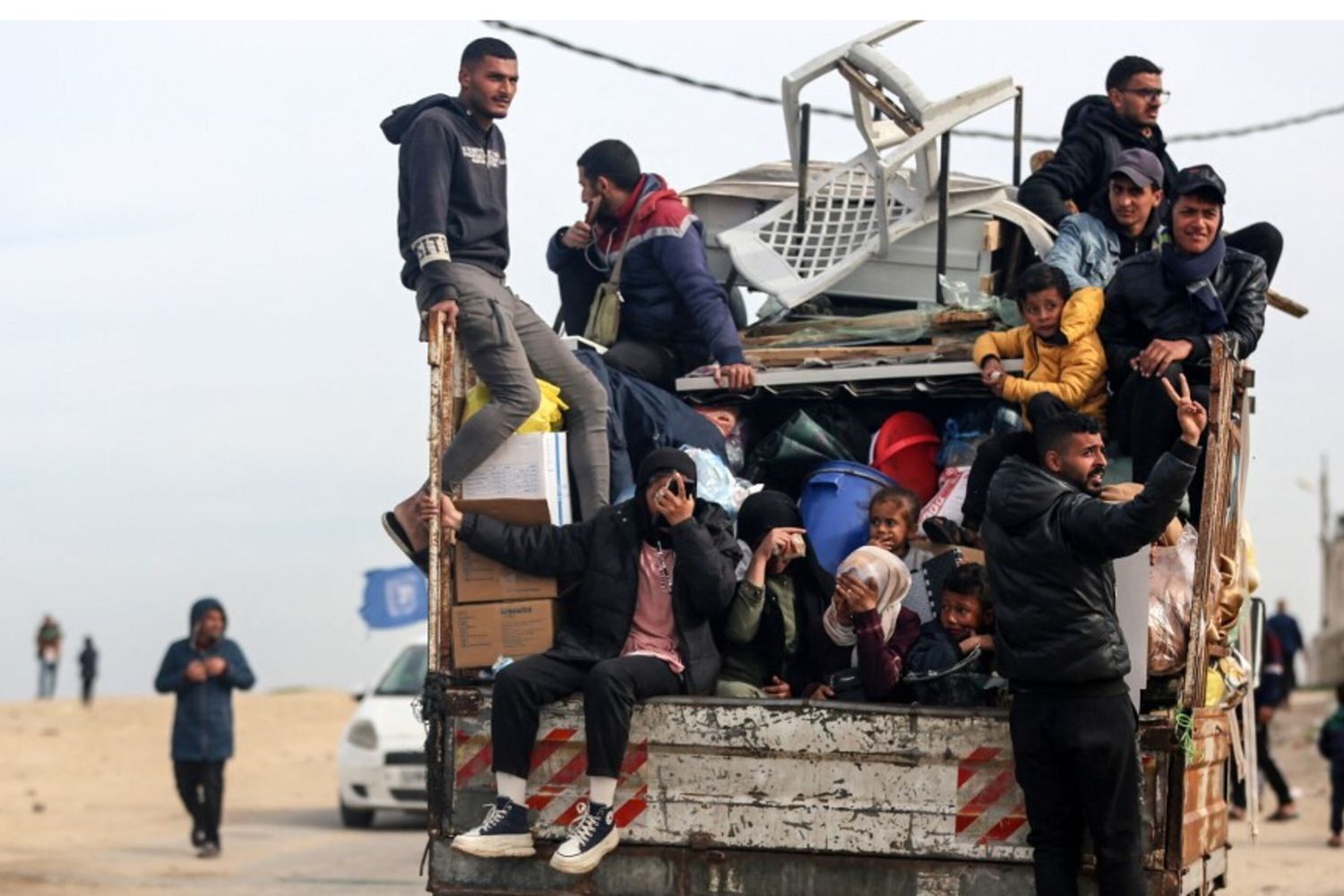 Famiglie palestinesi in fuga da Rafah