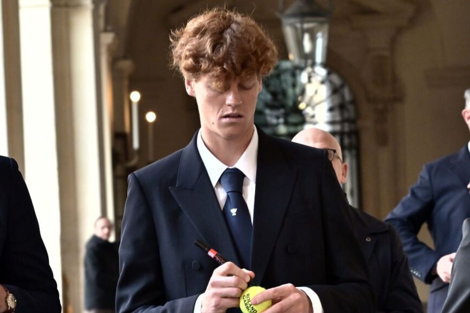 01/02/2024 Roma, il presidente della Repubblica riceve la squadra azzurra, vincitrice della coppa Davis 2023. Nella foto Jannik Sinner lascia il Quirinale , firma una pallina da tennis