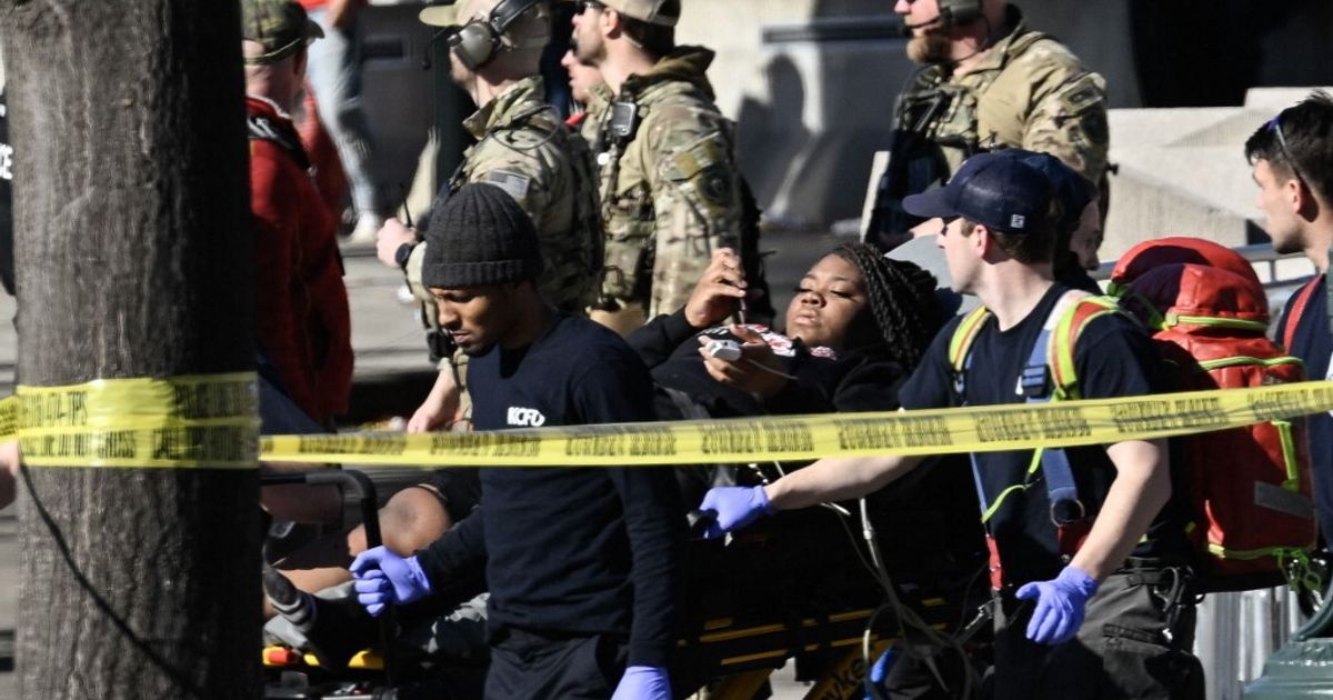 スーパーボウルのパレードでのショット。 男性１人が死亡、１４人が負傷した。 ホワイトハウスは状況を監視している