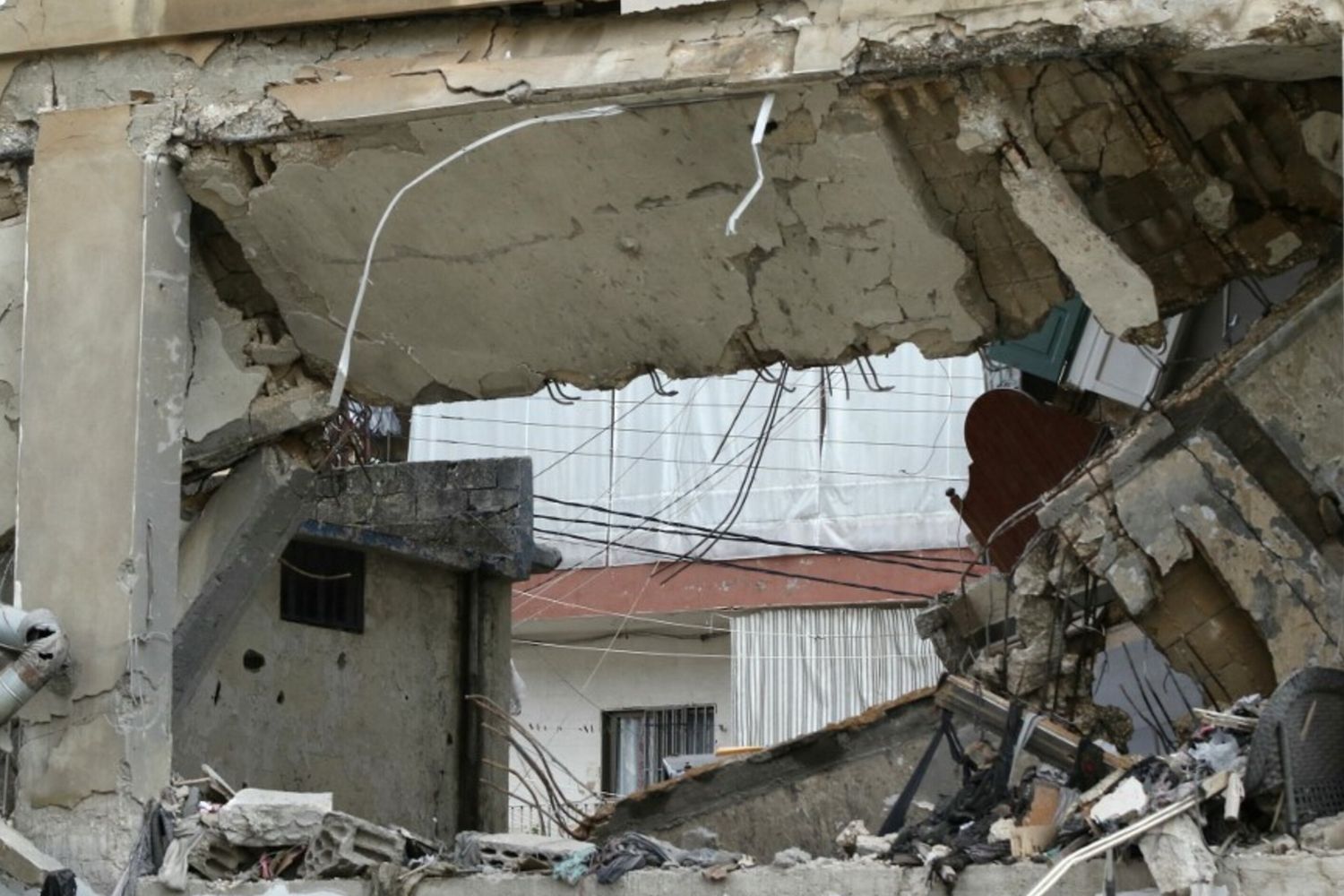 Danni a un edificio preso di mira durante la notte del 15 febbraio da un attacco aereo israeliano nella città di Nabatieh, nel sud del Libano