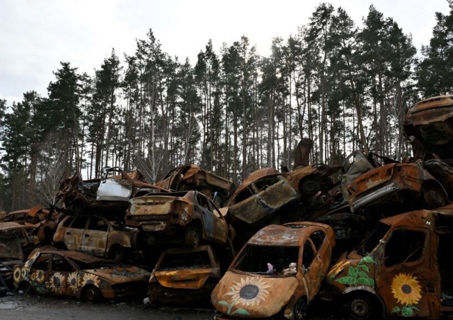 8 febbraio 2024. Auto distrutte e bruciate nella città di Irpin, fuori Kiev, durante l'invasione russa dell'Ucraina.