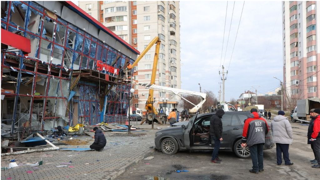 Il centro commerciale colpito da un attacco aereo su Belgorod il 15 febbraio 2024