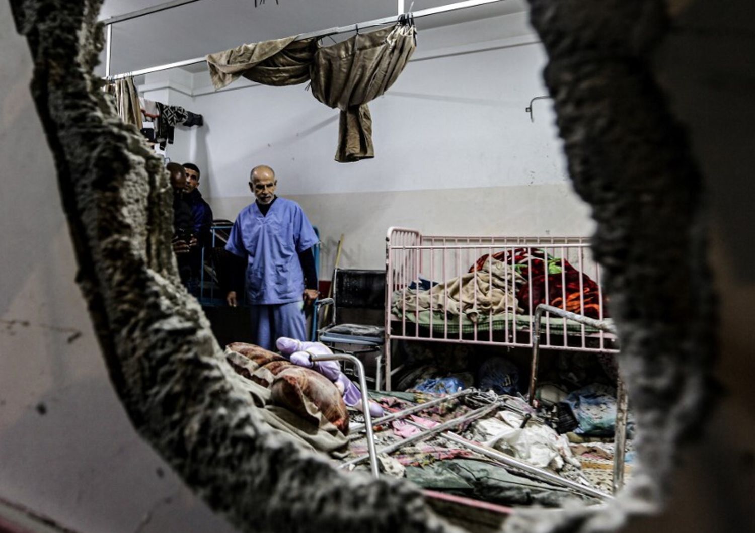 Una sala dell'ospedale Nasser bombardato a Khan Younis