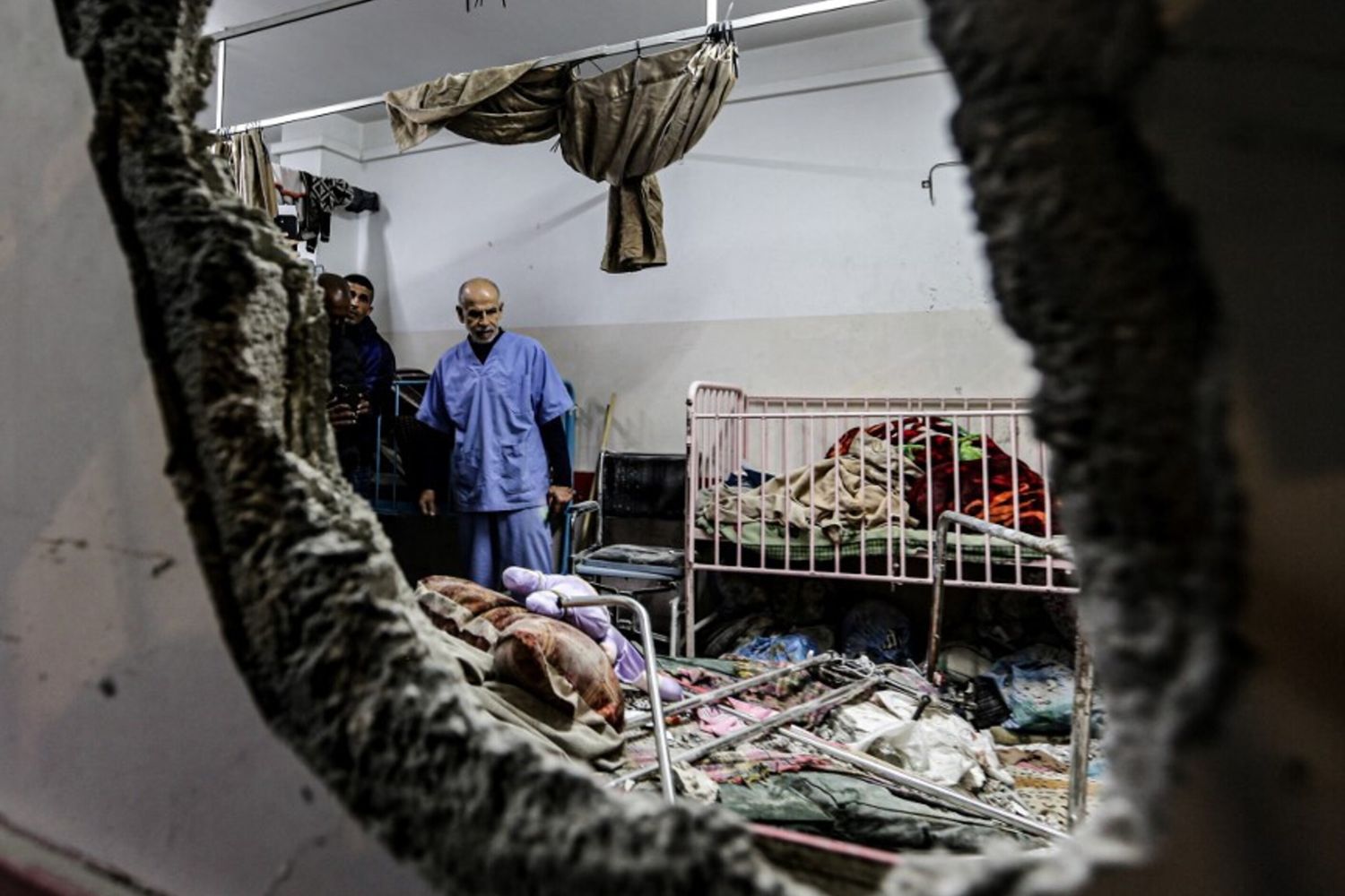 Una sala dell'ospedale Nasser bombardato a Khan Younis