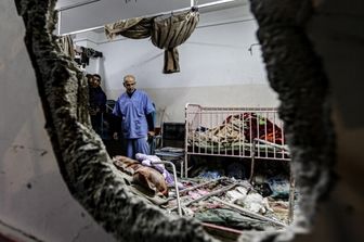 Una sala dell'ospedale Nasser bombardato a Khan Younis