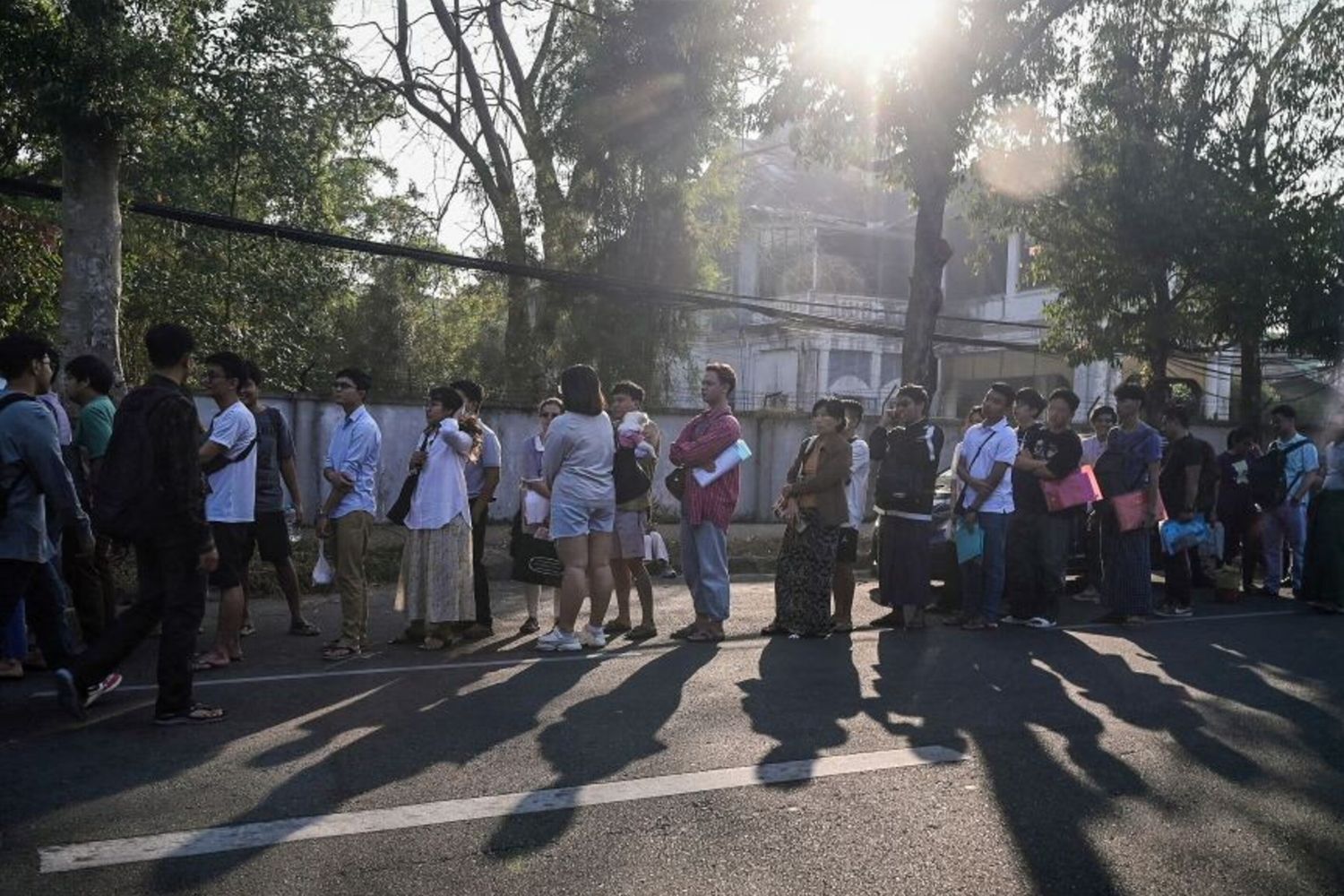 Ragazzi in fila all'ambasciata