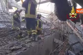 Cede trave in un cantiere a Firenze, le operazioni di soccorso dopo il crollo