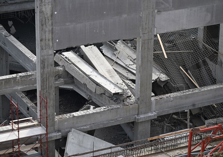 Il supermercato Esselunga a Firenze, in costruzione, crollato
