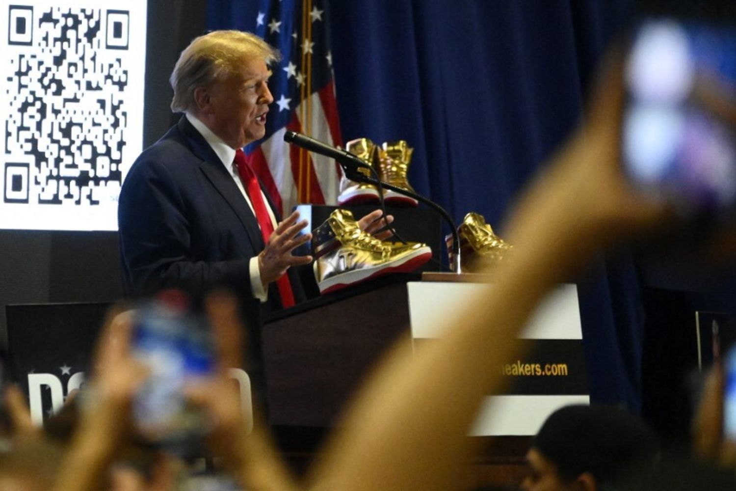 Trump promuove le sneakers dorate autografate