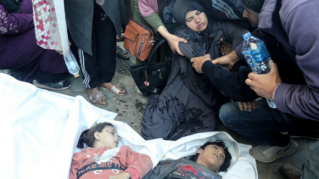 Una madre palestinese piange i figli uccisi da un raid israeliano