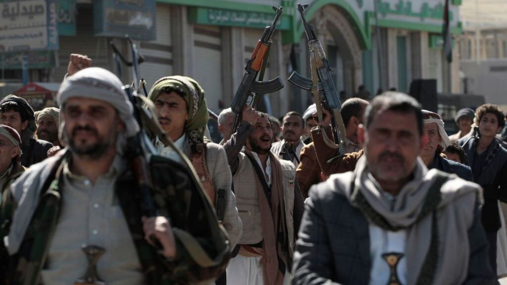 Soldati houthi al termine di un addestramento