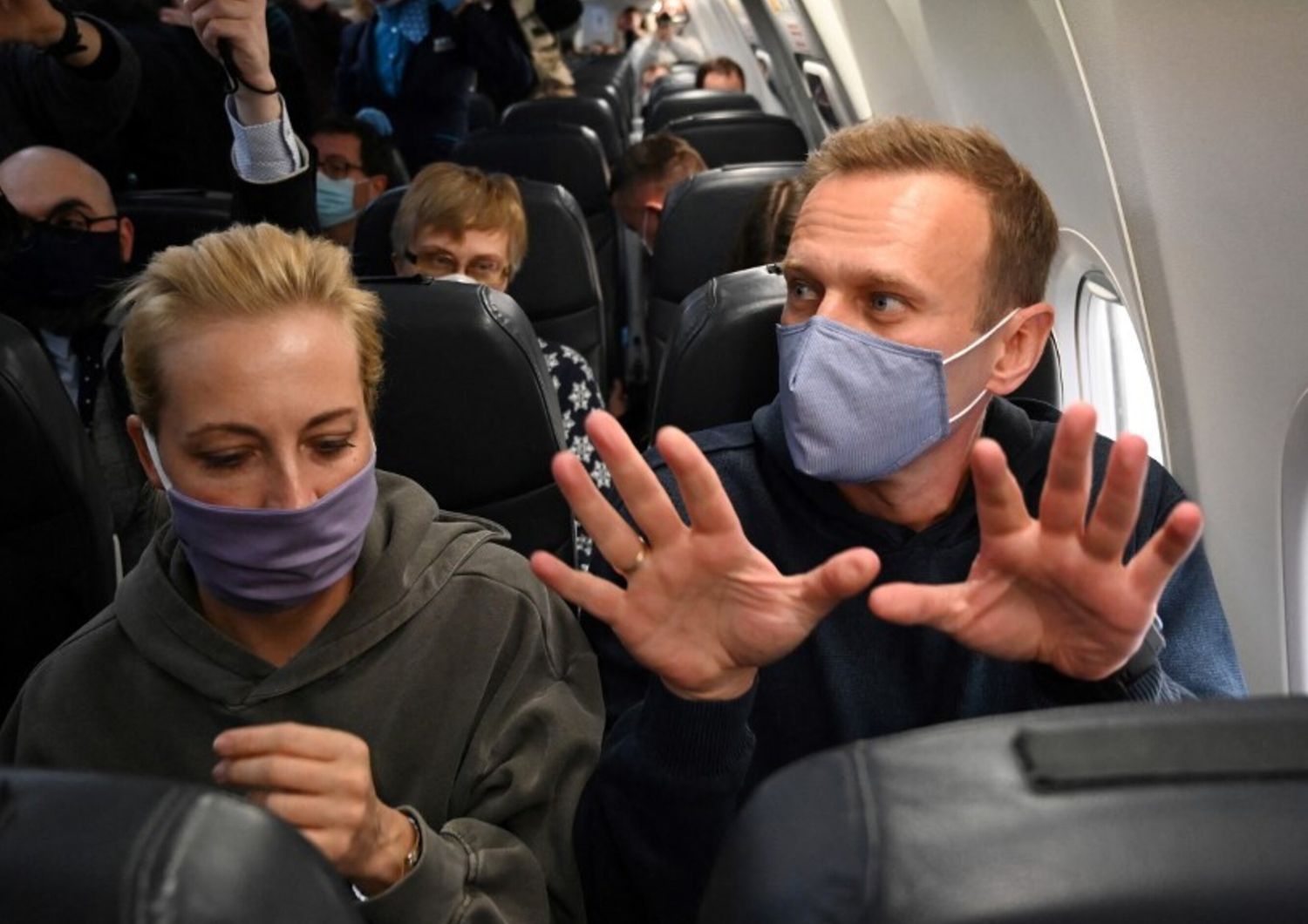 L'oppositore russo Navalny e la moglie Yulia in aereo prima del decollo a Berlino, 17 gennaio 2021