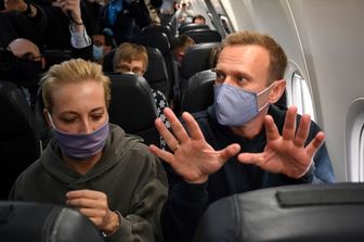 L'oppositore russo Navalny e la moglie Yulia in aereo prima del decollo a Berlino, 17 gennaio 2021