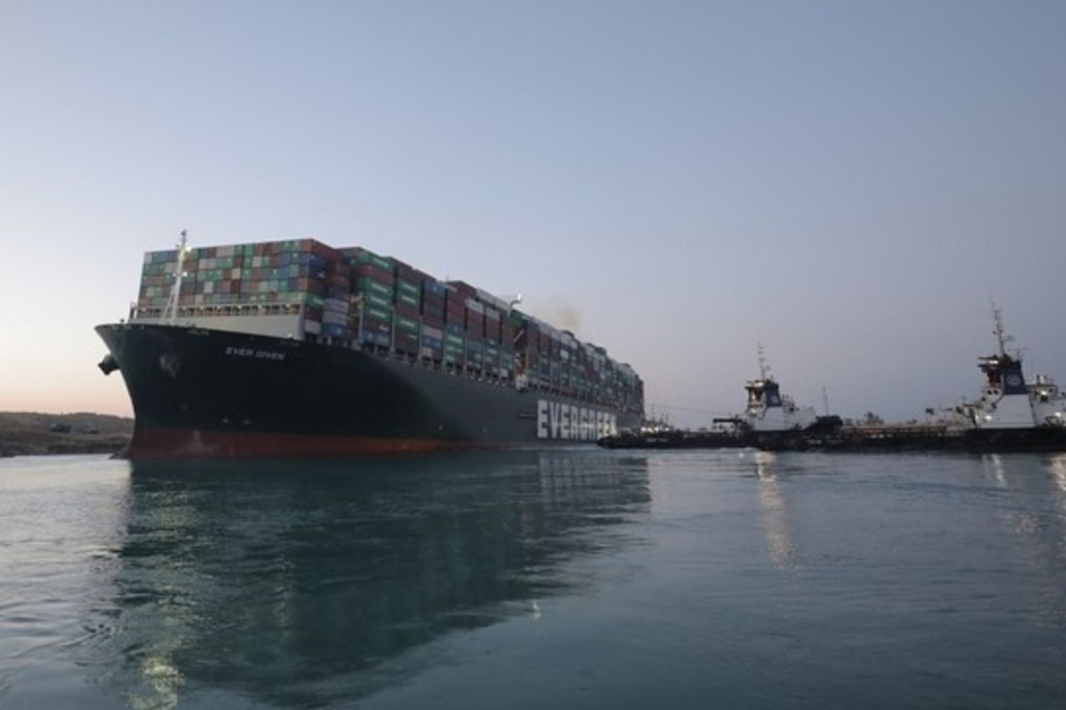 nave nel canale di suez