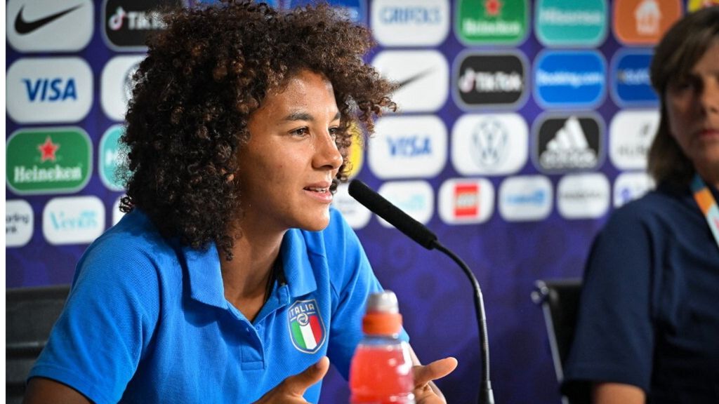 Sara Gama con la maglia della nazionale