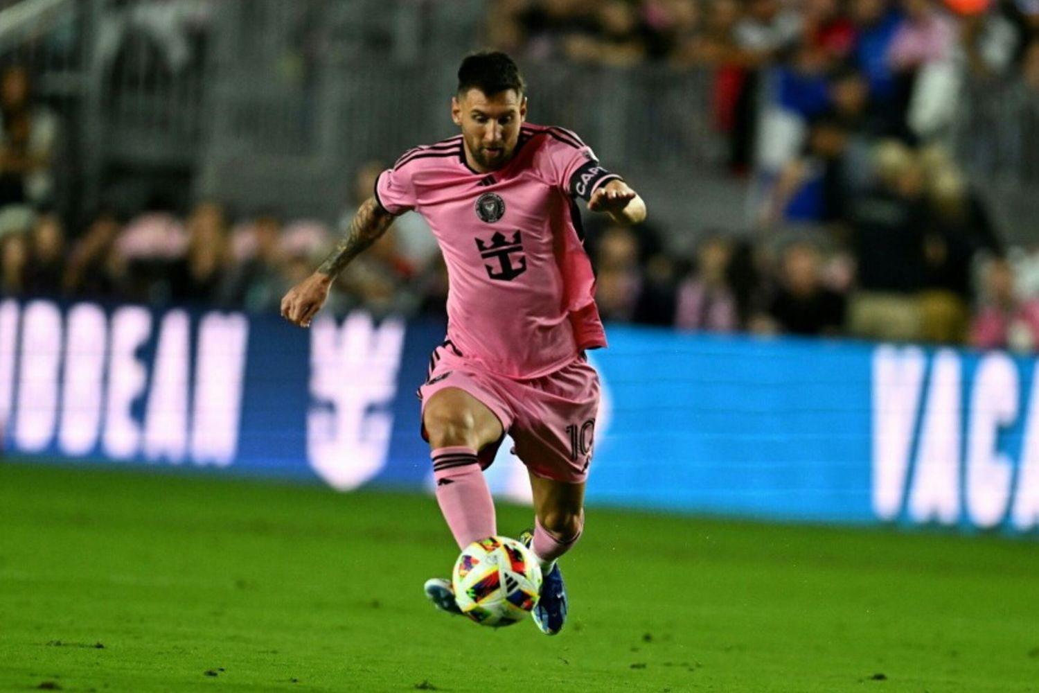 Messi in campo nell'amichevole (finita 1-1) tra Inter Miami CF e Newell's Old Boys, suo club d'infanzia, allo stadio di Fort Lauderdale, Florida, il 15 febbraio 2024