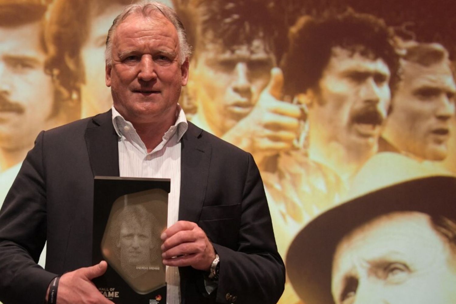 Brehme mostra il suo trofeo durante il gala di apertura della Hall of Fame del calcio tedesco al Museo del calcio tedesco di Dortmund il 1° aprile 2019