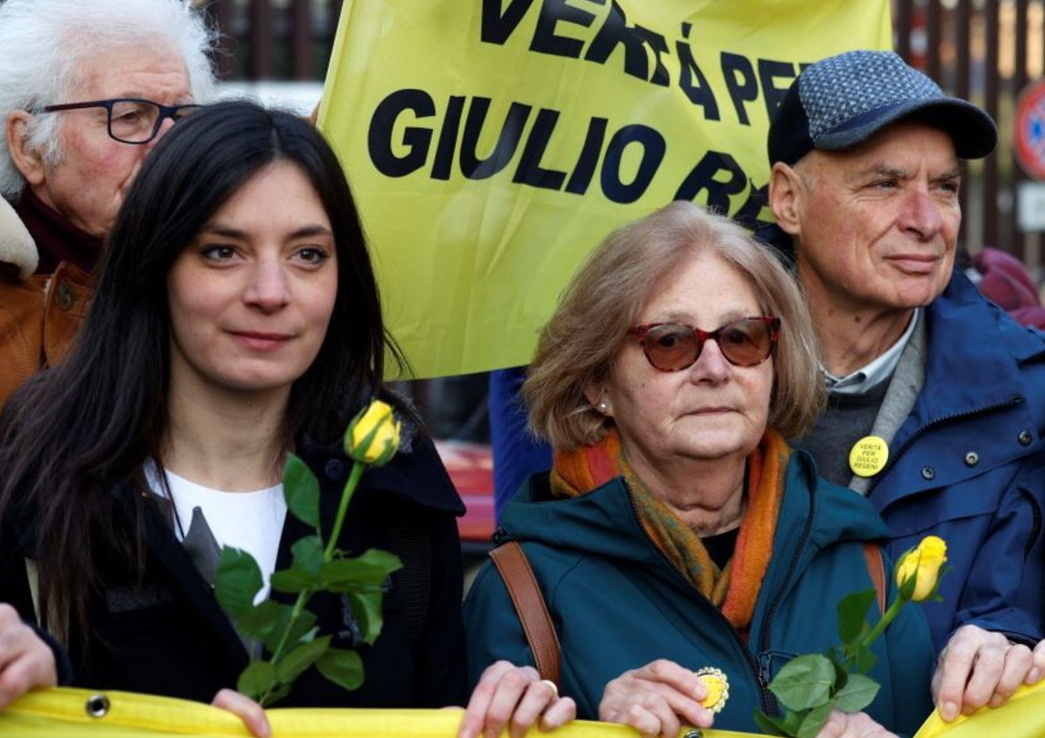 La sorella di Giulio, Irene Regeni, la madre Paola Deffendi e il padre Claudio Regeni all'esterno del palazzo di giustizia di Roma