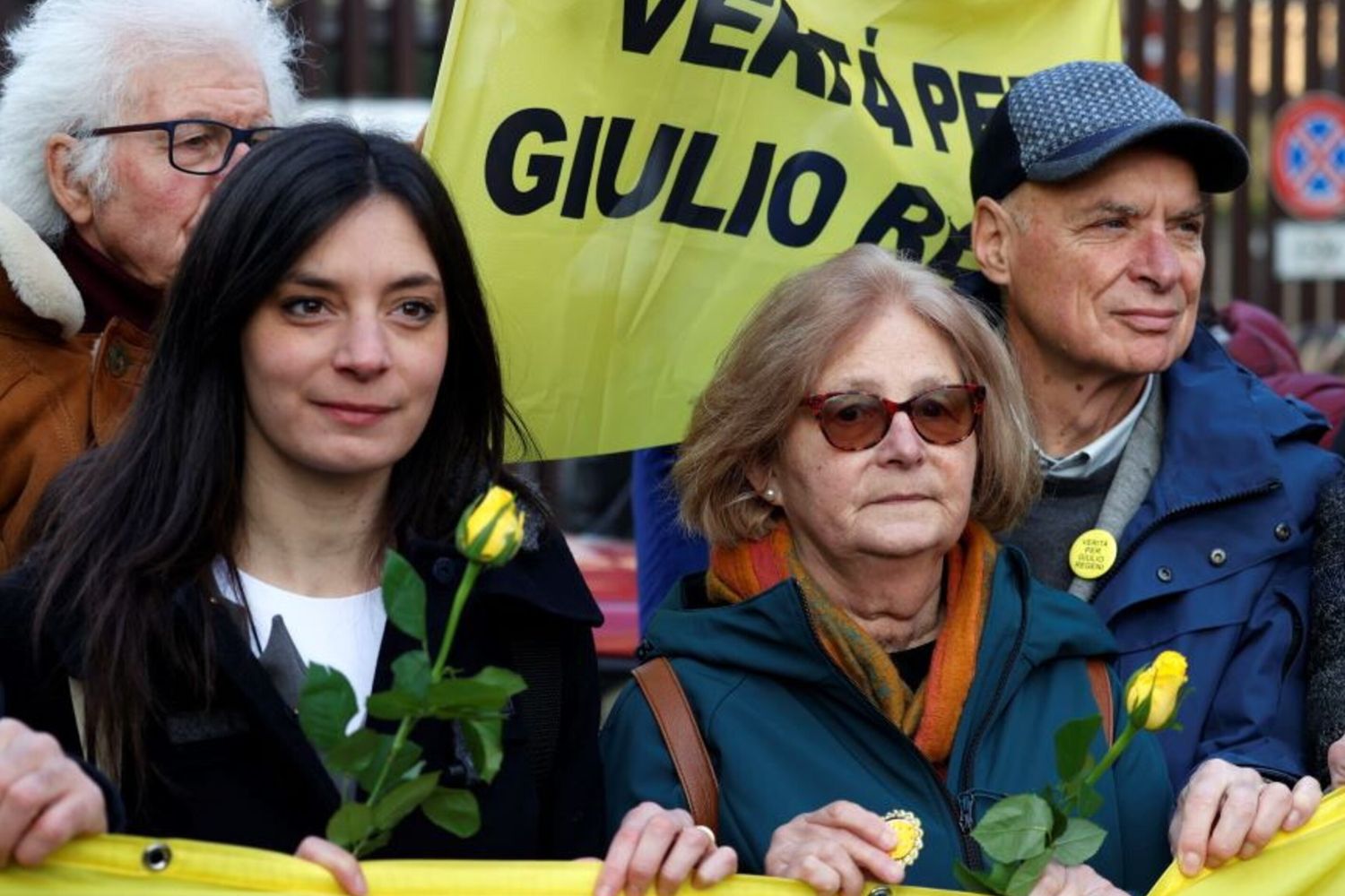La sorella di Giulio, Irene Regeni, la madre Paola Deffendi e il padre Claudio Regeni all'esterno del palazzo di giustizia di Roma