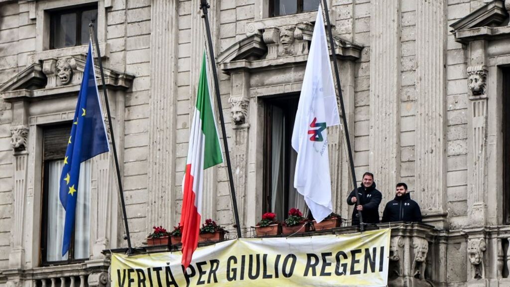 06/02/2024 Milano, Cerimonia di svelamento dei simboli dei Giochi Olimpici e Paralimpici, in occasione dei "meno 2 anni" all'apertura di Milano Cortina 202.  Antonio Rossi alza la bandiera olimpica. Sul balcone lo striscione Verità per Giulio Regeni