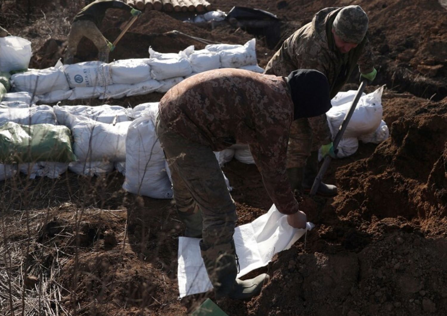 17 febbraio 2024. Militari ucraini preparano sacchi di terra per costruire una fortificazione non lontano dalla città di Avdiivka, nella regione di Donetsk