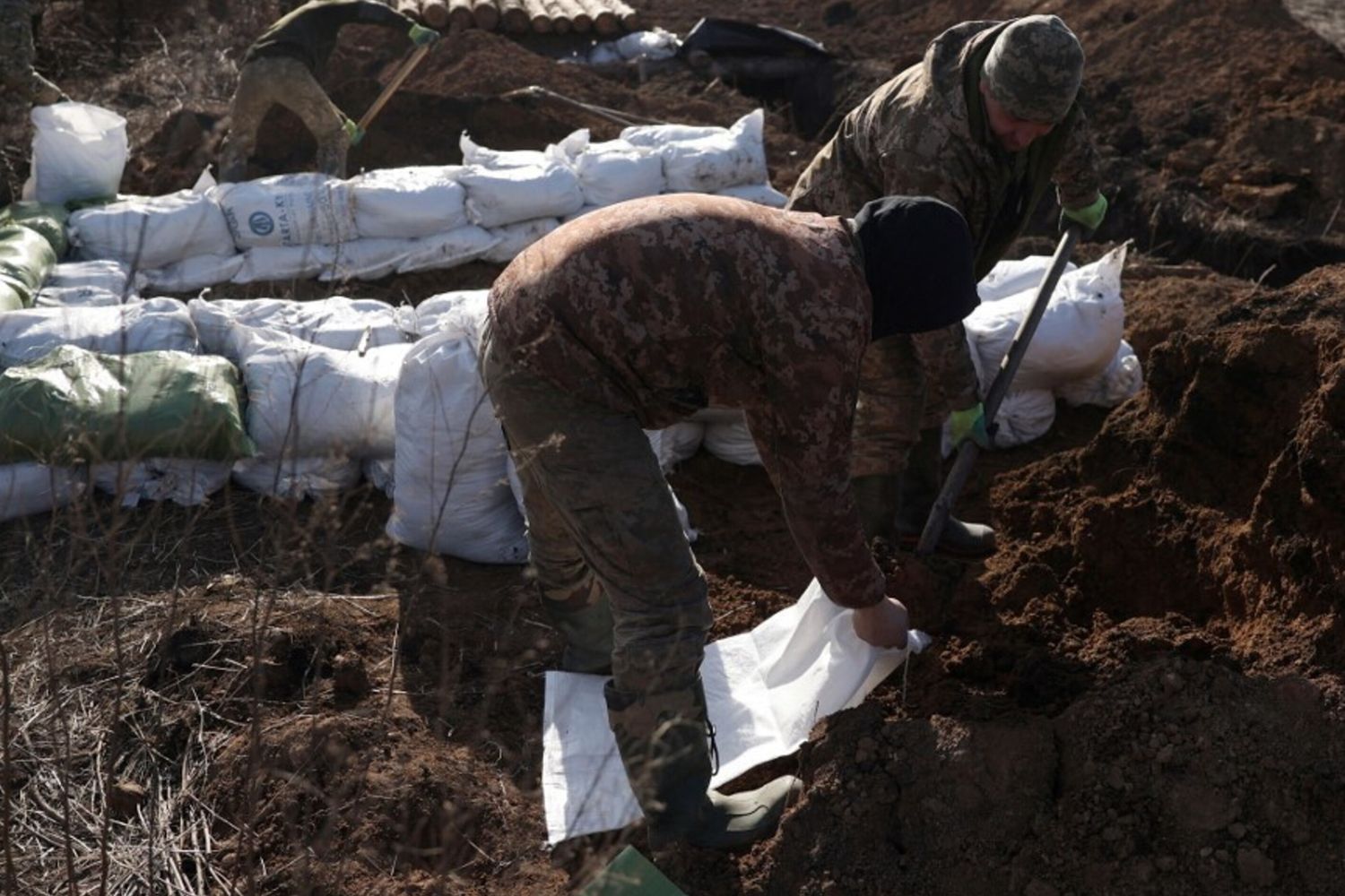 17 febbraio 2024. Militari ucraini preparano sacchi di terra per costruire una fortificazione non lontano dalla città di Avdiivka, nella regione di Donetsk