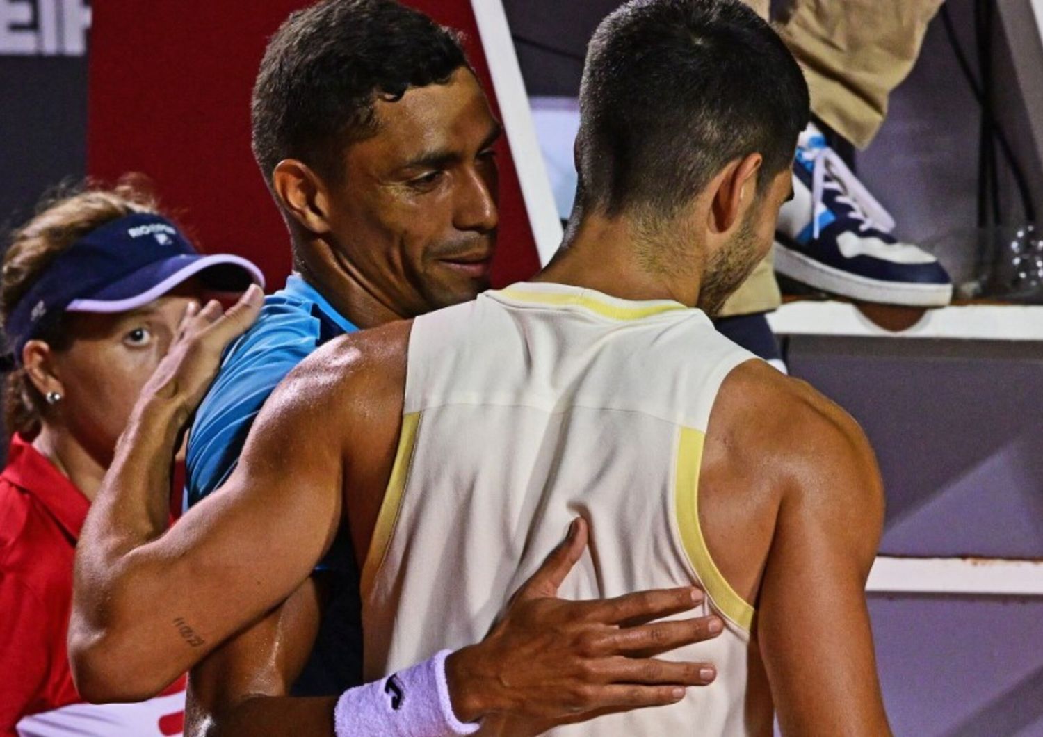 Il saluto tra Carlos Alcaraz (a destra) e Carlos Monteiro dopo il ritiro per infortunio dello spagnolo, a Rio de Janeiro, il 20 febbraio